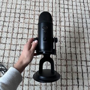 Blue Yeti Professional Multi-Pattern USB Condenser Microphone